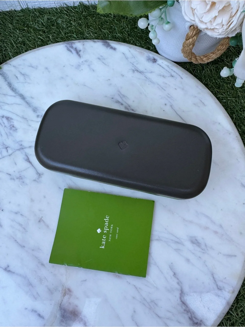 KATE SPADE Green Sunglass Case with cleaning cloth and authentication card New